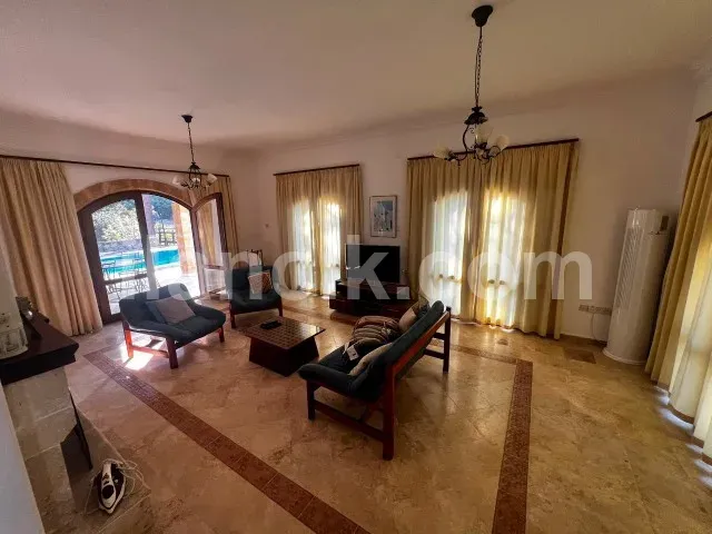 Girne Alsancak'ta Havuzlu 3+1 Kiralık Villa