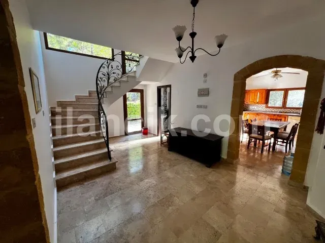 Girne Alsancak'ta Havuzlu 3+1 Kiralık Villa