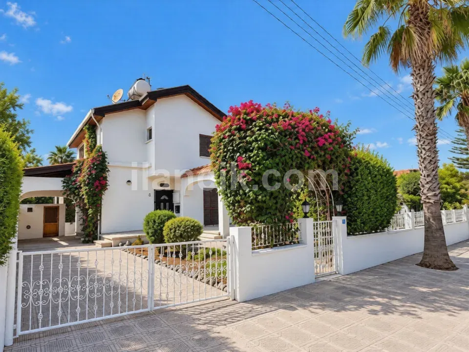 Girne Alsancak'ta Satılık 4 Odalı Yenilenmiş Villa