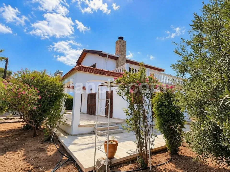 Girne Alsancak'ta Satılık 4 Odalı Yenilenmiş Villa - 2