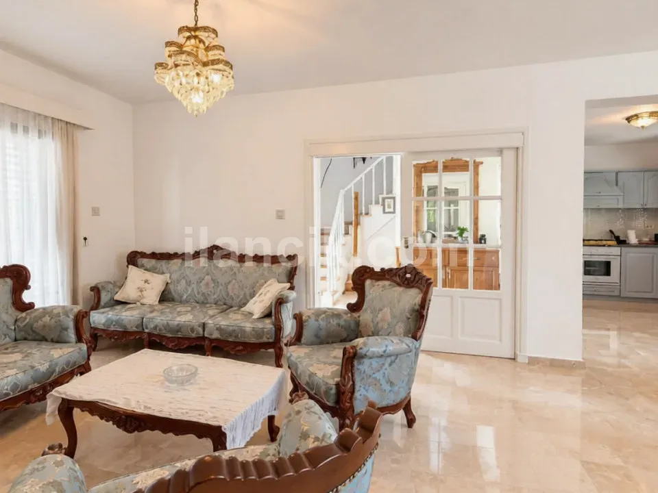 Girne Alsancak'ta Satılık 4 Odalı Yenilenmiş Villa - 3