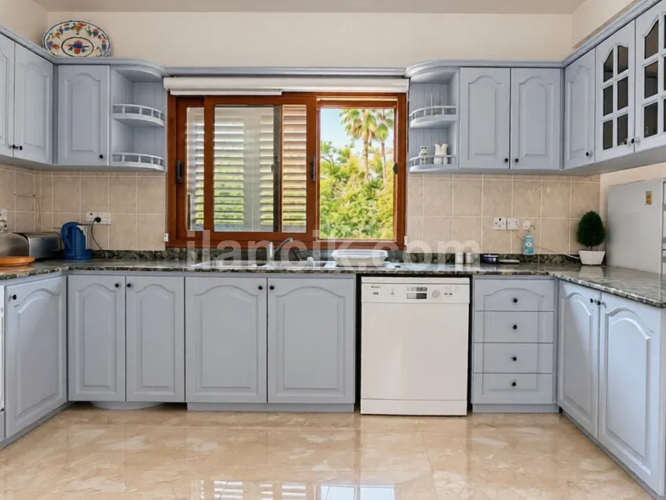 Girne Alsancak'ta Satılık 4 Odalı Yenilenmiş Villa - 4