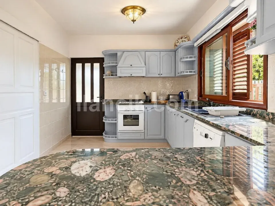 Girne Alsancak'ta Satılık 4 Odalı Yenilenmiş Villa - 7