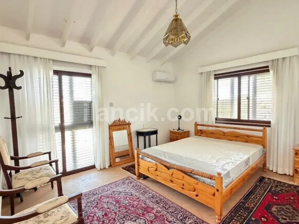 Girne Alsancak'ta Satılık 4 Odalı Yenilenmiş Villa - 11
