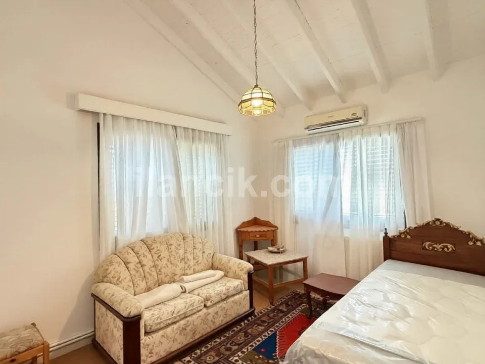 Girne Alsancak'ta Satılık 4 Odalı Yenilenmiş Villa - 12