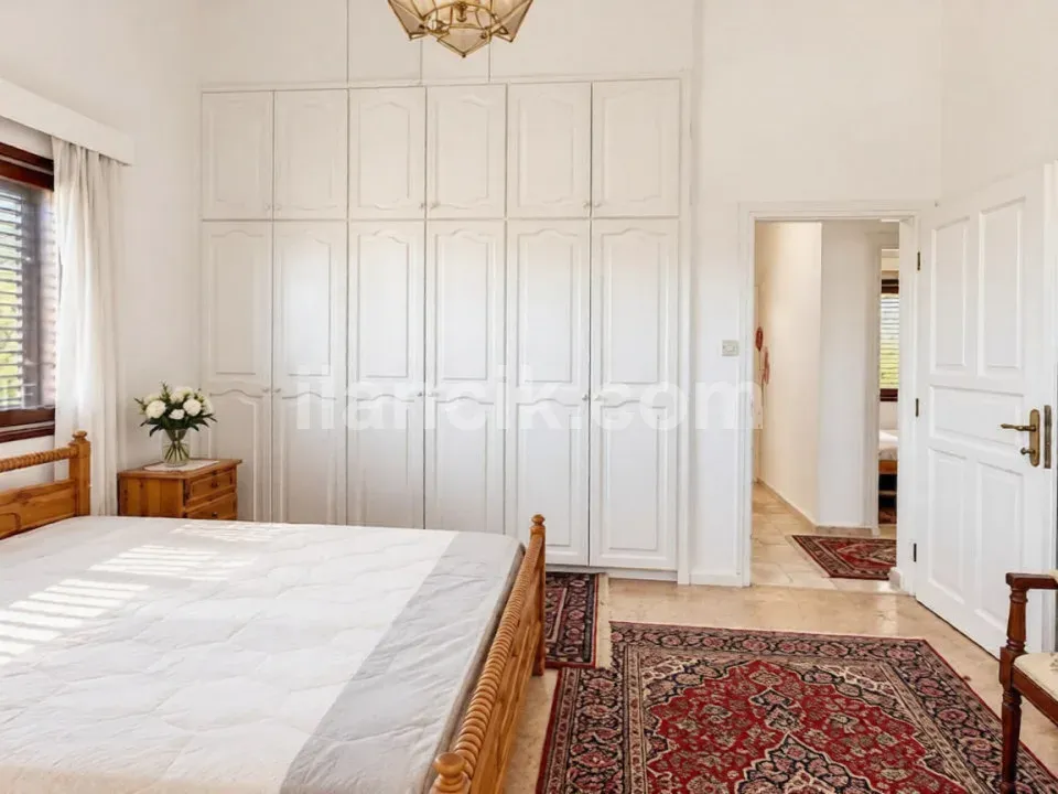 Girne Alsancak'ta Satılık 4 Odalı Yenilenmiş Villa - 13