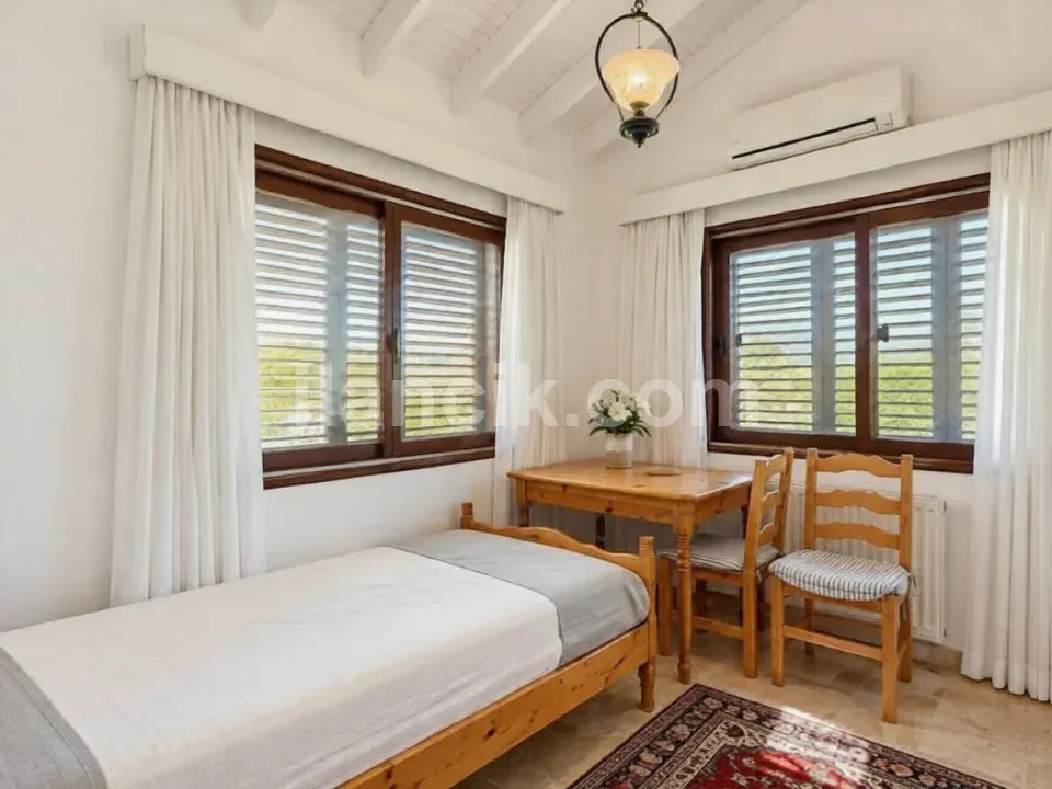 Girne Alsancak'ta Satılık 4 Odalı Yenilenmiş Villa - 14
