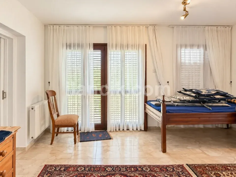 Girne Alsancak'ta Satılık 4 Odalı Yenilenmiş Villa - 16