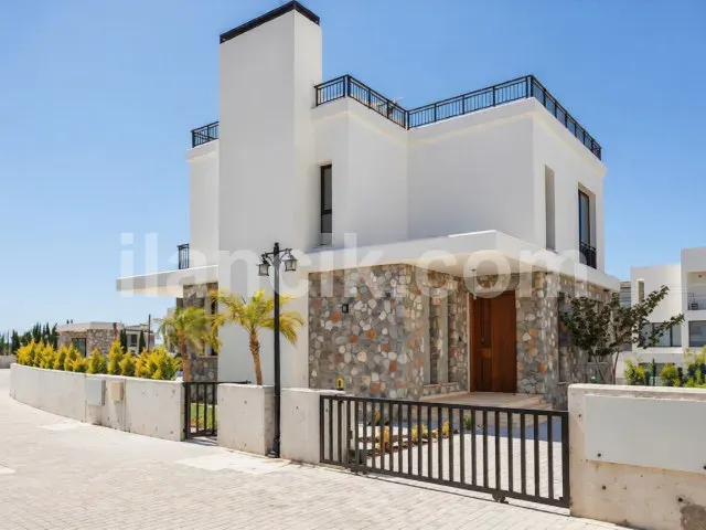Girne Edremit'te Satılık Havuzlu 4 Odalı Müstakil Villa