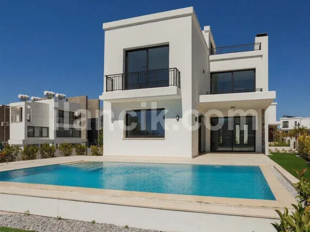 Girne Edremit'te Satılık Havuzlu 4 Odalı Müstakil Villa - 2