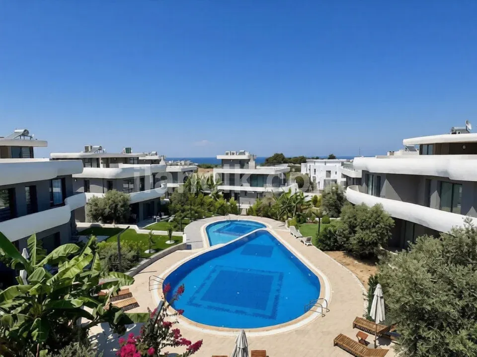 Lapta'da Satılık İkiz Villa - 2 Yatak Odalı