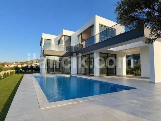Ozanköy'de Satılık Havuzlu 3 Yatak Odalı Müstakil Villa