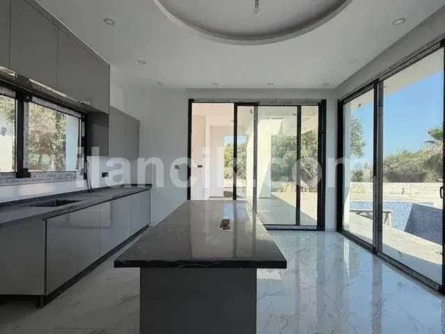 Ozanköy'de Satılık Havuzlu 3 Yatak Odalı Müstakil Villa - 5
