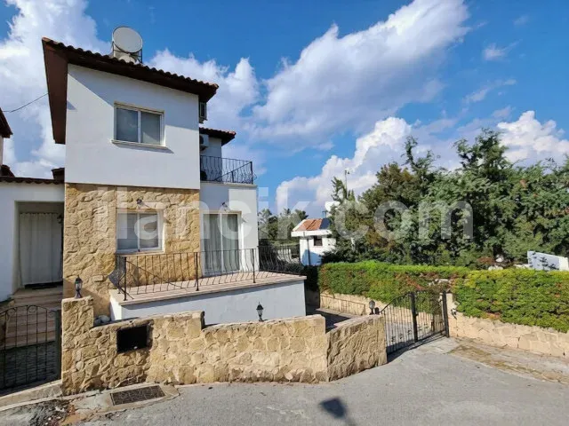 Bellapais'te Satılık 2 Yatak Odalı İkiz Villa
