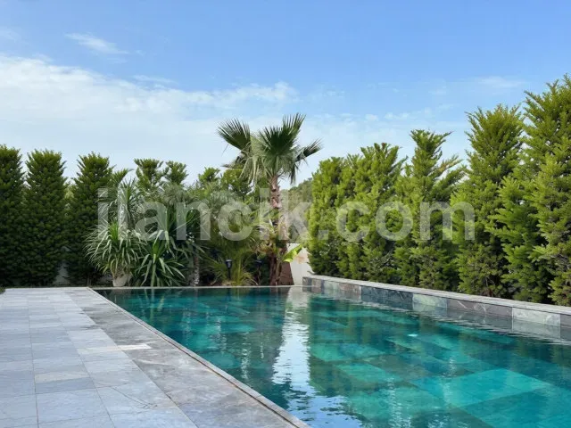 Satılık 4 Yatak Odalı Lüks Villa - Çatalköy, Girne