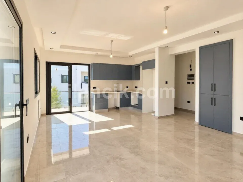 Alsancak'ta Satılık 2+1 Daire - Havuzlu Proje - 2