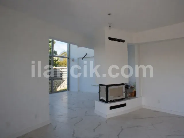 Alsancak'ta Satılık Villa – 580 m² Arsa