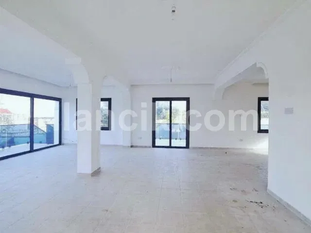 Satılık 4 Odalı Havuzlu Villa - Alsancak, Girne