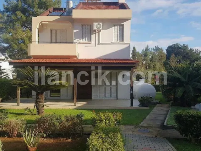 Bu 3 Yatak Odalı Müstakil Villa, Alsancak'ta, Ünlü Hasan Uzun Benzin İstasyonunun Hemen Üzerinde, Güvenli ve Kapalı Bir Konut Sitesi İçinde Yer Almaktadır. Mülk, Tamamen Mobilyalı ve Tam Donanımlı Ola