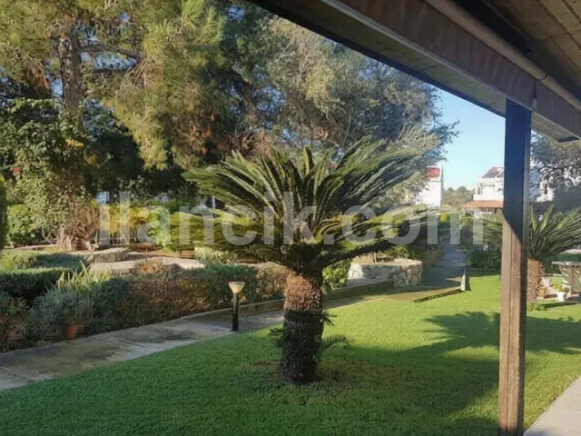 Bu 3 Yatak Odalı Müstakil Villa, Alsancak'ta, Ünlü Hasan Uzun Benzin İstasyonunun Hemen Üzerinde, Güvenli ve Kapalı Bir Konut Sitesi İçinde Yer Almaktadır. Mülk, Tamamen Mobilyalı ve Tam Donanımlı Ola - 2
