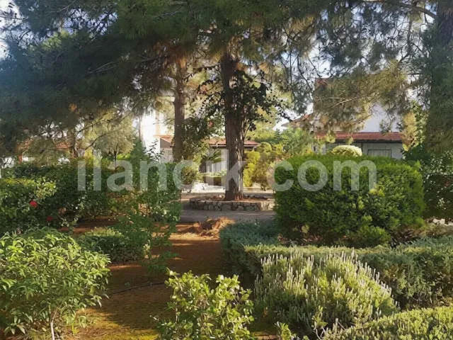 Bu 3 Yatak Odalı Müstakil Villa, Alsancak'ta, Ünlü Hasan Uzun Benzin İstasyonunun Hemen Üzerinde, Güvenli ve Kapalı Bir Konut Sitesi İçinde Yer Almaktadır. Mülk, Tamamen Mobilyalı ve Tam Donanımlı Ola - 3