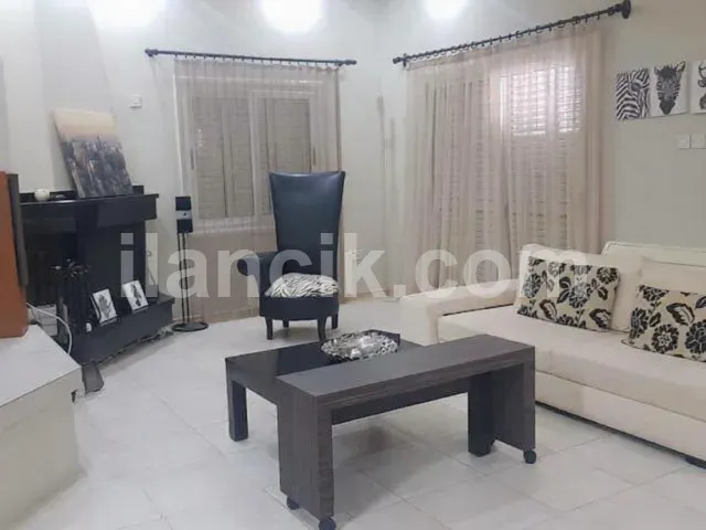 Bu 3 Yatak Odalı Müstakil Villa, Alsancak'ta, Ünlü Hasan Uzun Benzin İstasyonunun Hemen Üzerinde, Güvenli ve Kapalı Bir Konut Sitesi İçinde Yer Almaktadır. Mülk, Tamamen Mobilyalı ve Tam Donanımlı Ola - 5