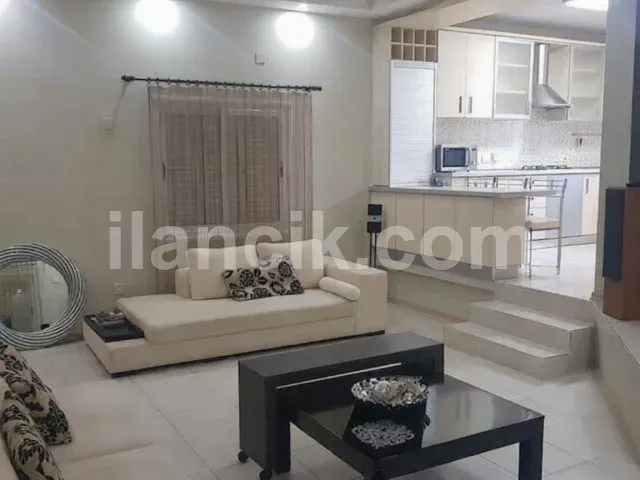 Bu 3 Yatak Odalı Müstakil Villa, Alsancak'ta, Ünlü Hasan Uzun Benzin İstasyonunun Hemen Üzerinde, Güvenli ve Kapalı Bir Konut Sitesi İçinde Yer Almaktadır. Mülk, Tamamen Mobilyalı ve Tam Donanımlı Ola - 6