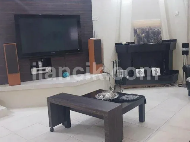 Bu 3 Yatak Odalı Müstakil Villa, Alsancak'ta, Ünlü Hasan Uzun Benzin İstasyonunun Hemen Üzerinde, Güvenli ve Kapalı Bir Konut Sitesi İçinde Yer Almaktadır. Mülk, Tamamen Mobilyalı ve Tam Donanımlı Ola - 8