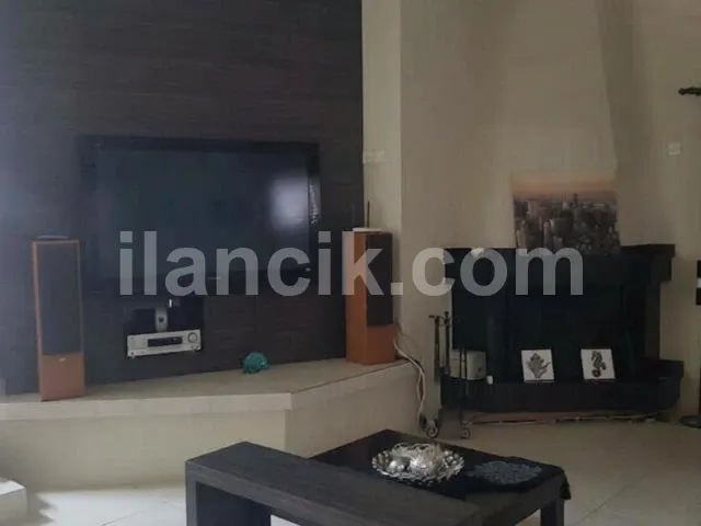 Bu 3 Yatak Odalı Müstakil Villa, Alsancak'ta, Ünlü Hasan Uzun Benzin İstasyonunun Hemen Üzerinde, Güvenli ve Kapalı Bir Konut Sitesi İçinde Yer Almaktadır. Mülk, Tamamen Mobilyalı ve Tam Donanımlı Ola - 9