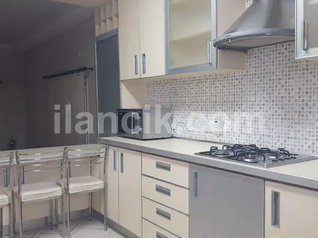Bu 3 Yatak Odalı Müstakil Villa, Alsancak'ta, Ünlü Hasan Uzun Benzin İstasyonunun Hemen Üzerinde, Güvenli ve Kapalı Bir Konut Sitesi İçinde Yer Almaktadır. Mülk, Tamamen Mobilyalı ve Tam Donanımlı Ola - 10