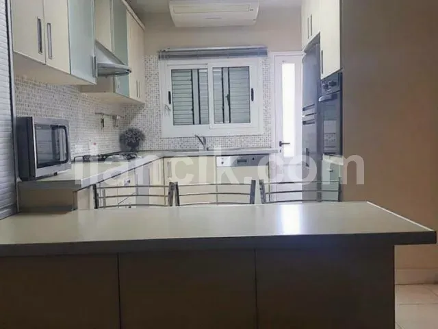 Bu 3 Yatak Odalı Müstakil Villa, Alsancak'ta, Ünlü Hasan Uzun Benzin İstasyonunun Hemen Üzerinde, Güvenli ve Kapalı Bir Konut Sitesi İçinde Yer Almaktadır. Mülk, Tamamen Mobilyalı ve Tam Donanımlı Ola - 11