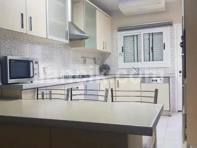 Bu 3 Yatak Odalı Müstakil Villa, Alsancak'ta, Ünlü Hasan Uzun Benzin İstasyonunun Hemen Üzerinde, Güvenli ve Kapalı Bir Konut Sitesi İçinde Yer Almaktadır. Mülk, Tamamen Mobilyalı ve Tam Donanımlı Ola - 12
