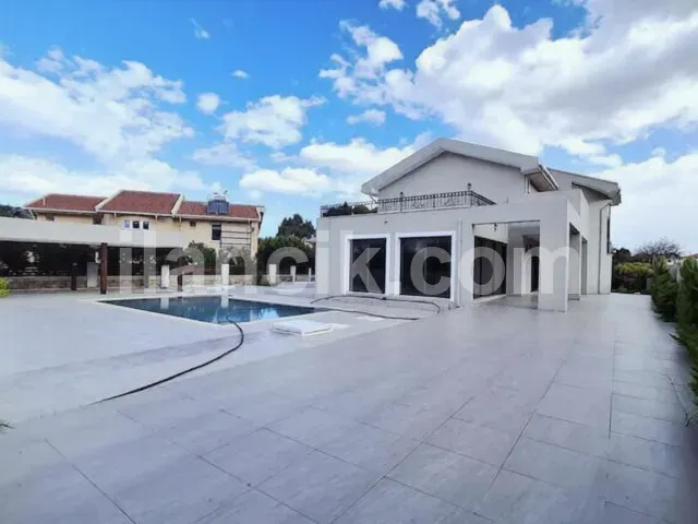 Satılık 6 Yatak Odalı Villa - Lapta, Girne