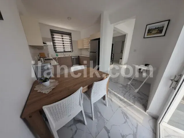 Lapta'da Satılık 2 Yatak Odalı Eşyalı İkiz Villa - 2