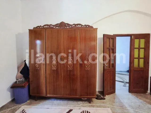 Alsancak'ta Satılık 3 Yatak Odalı Taş Ev - 665 m² Arsa