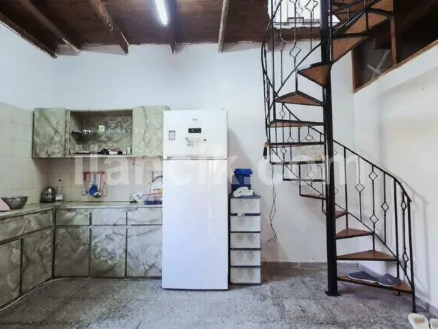 Alsancak'ta Satılık 3 Yatak Odalı Taş Ev - 665 m² Arsa - 2