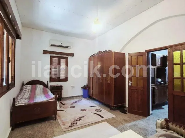 Alsancak'ta Satılık 3 Yatak Odalı Taş Ev - 665 m² Arsa - 5