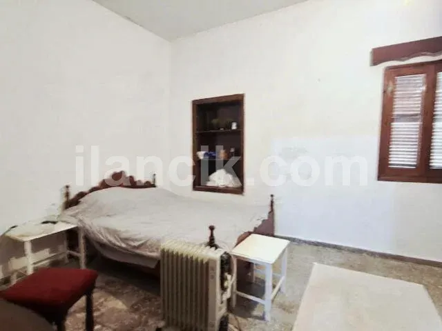 Alsancak'ta Satılık 3 Yatak Odalı Taş Ev - 665 m² Arsa - 9