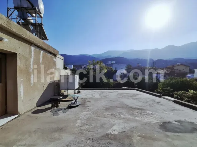 Alsancak'ta Satılık 3 Yatak Odalı Taş Ev - 665 m² Arsa - 12