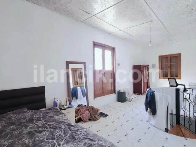 Alsancak'ta Satılık 3 Yatak Odalı Taş Ev - 665 m² Arsa - 17