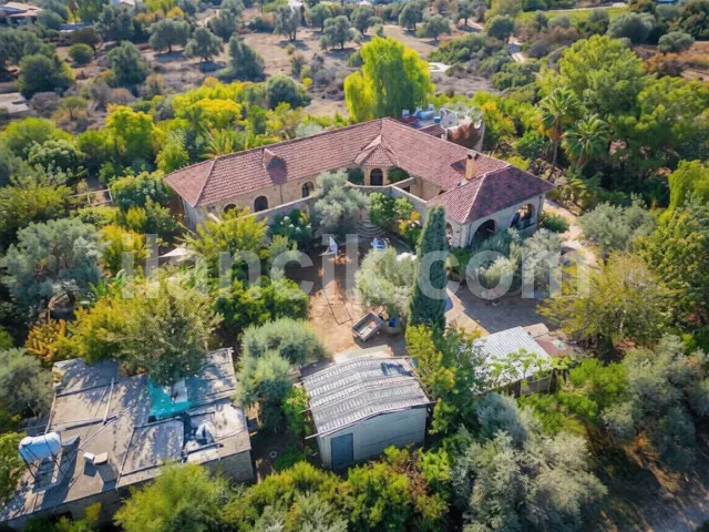 Satılık 5 Yatak Odalı Taş Villa – Zeytinlik, Girne