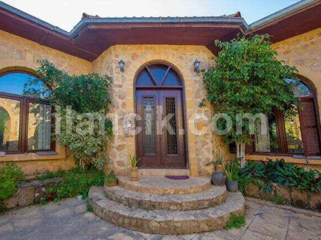 Satılık 5 Yatak Odalı Taş Villa – Zeytinlik, Girne - 2