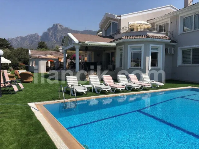 Edremit'te Satılık 5 Yatak Odalı Lüks Villa – 3573 m² Arsa