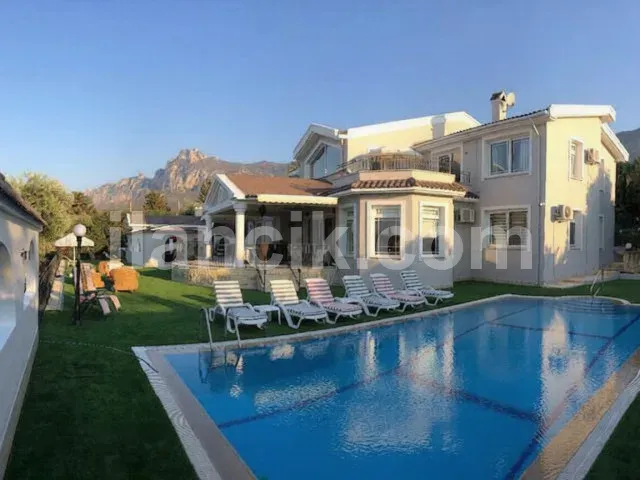Edremit'te Satılık 5 Yatak Odalı Lüks Villa – 3573 m² Arsa - 2