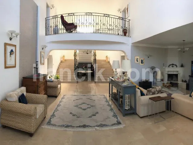 Edremit'te Satılık 5 Yatak Odalı Lüks Villa – 3573 m² Arsa - 12