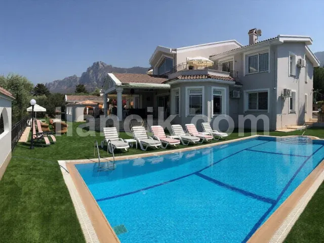 Edremit'te Satılık 5 Yatak Odalı Lüks Villa – 3573 m² Arsa - 16