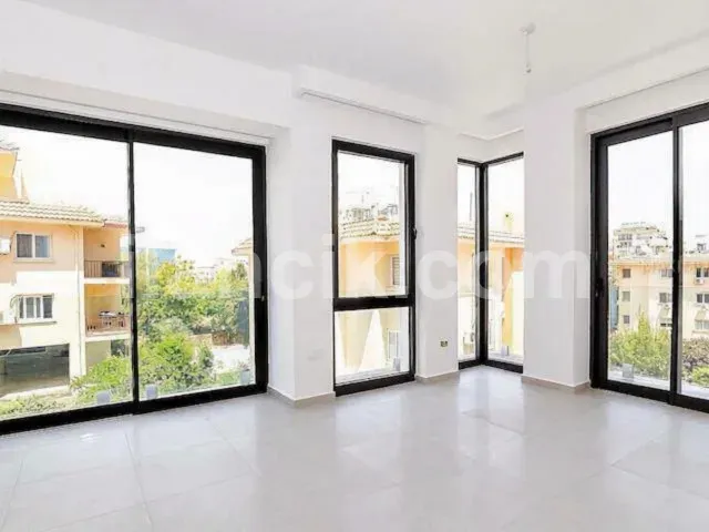 Girne Merkez'de Satılık İki Odalı Daire - 2