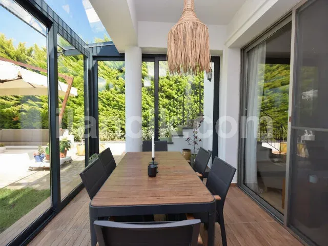 Alsancak'ta Satılık 4 Yatak Odalı Lüks Villa - 13