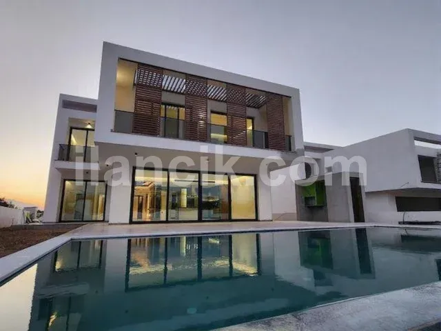 Çatalköy'de Satılık 4 Yatak Odalı Lüks Villa