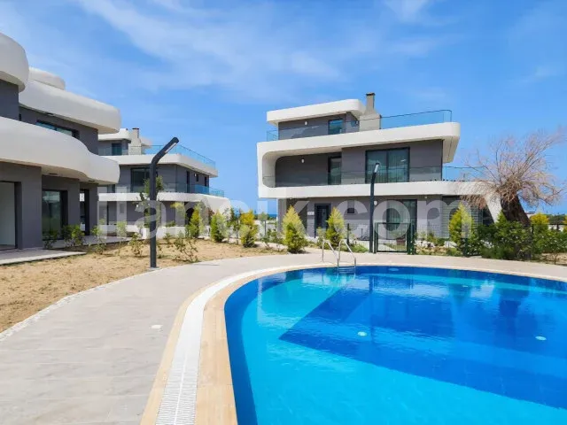 Girne Lapta'da Satılık 4 Yatak Odalı Lüks Villa - 3